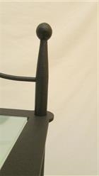 Comodino con ripiani in vetro in ferro battuto lavorato a mano.